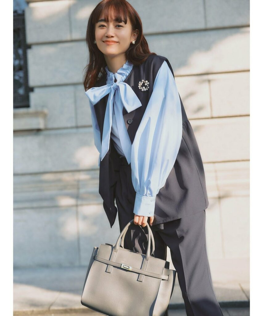 ブローチ　入学式　コーディネート　ジレ