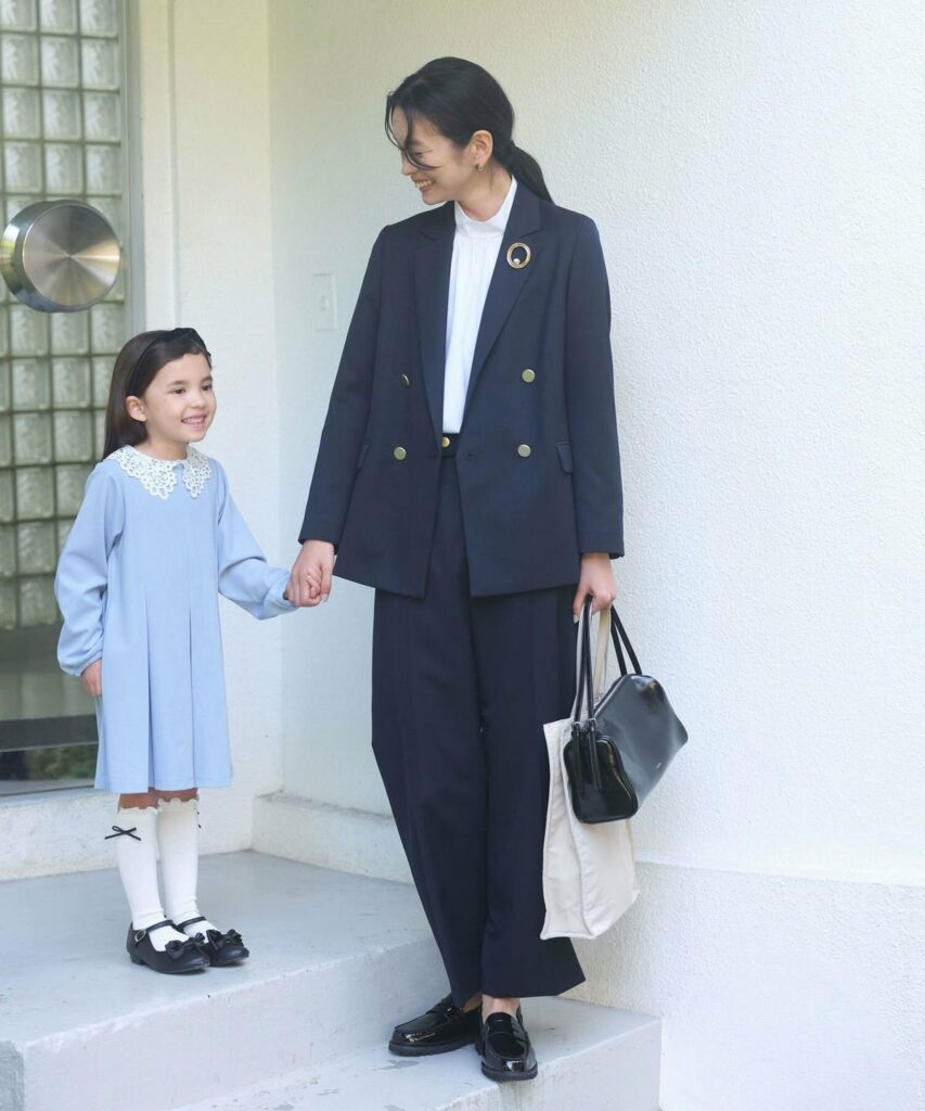 ブローチ　入学式　コーディネート　ジャケット　ネイビー