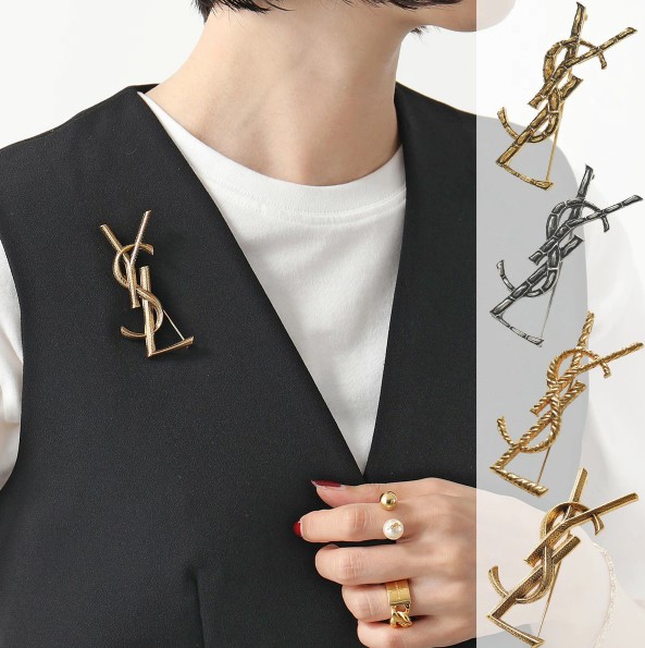 	
SAINT LAURENT サンローラン ブローチ OPYUM BROCHE オピウム 470371 652410 700582 Y1500 レディース YSL カサンドラロゴ ピンバッチ クロコダイル ツイスト スネーク カラー4色