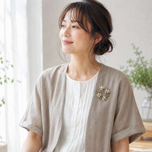 Jeweliss カローナ リース 花輪 草冠 淡水パール ブローチ ジュエリス 　リンネル系　夏のコーディネート