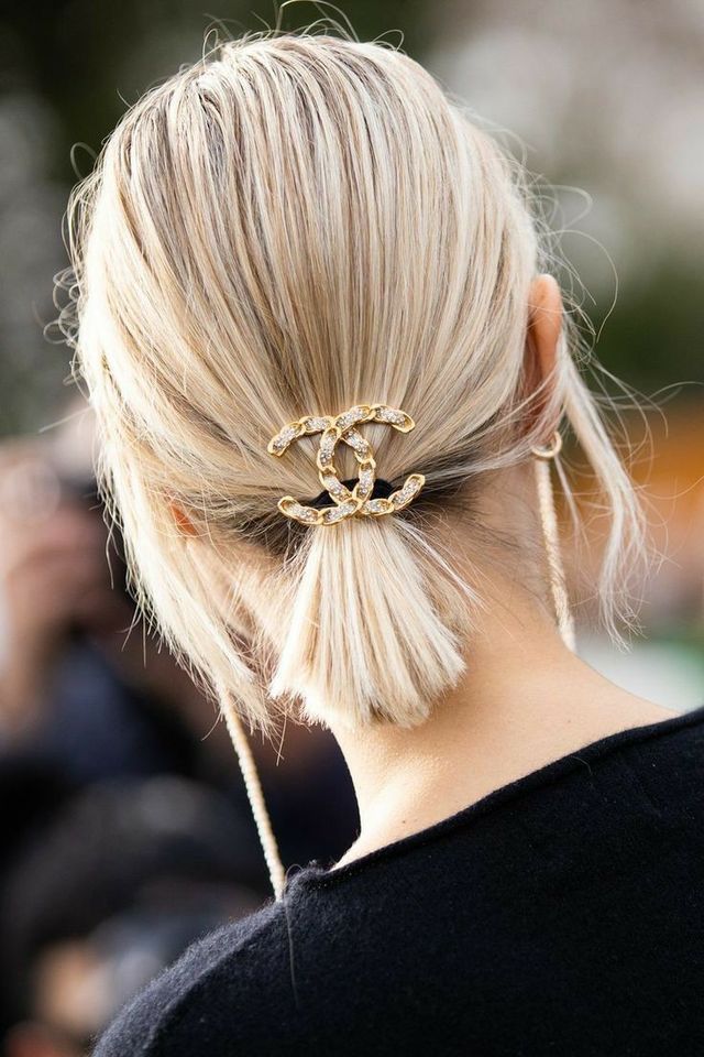 ヘアアクセサリー シャネル ブローチ コーディネート ヘアスタイル