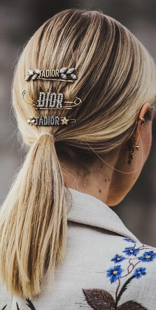 ヘアアクセサリー ディオール DIOR ブローチ コーディネート　ヘアスタイル