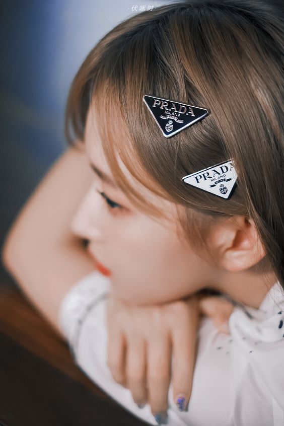 ヘアアクセサリー プラダ PRADA ブローチ コーディネート　ヘアスタイル
